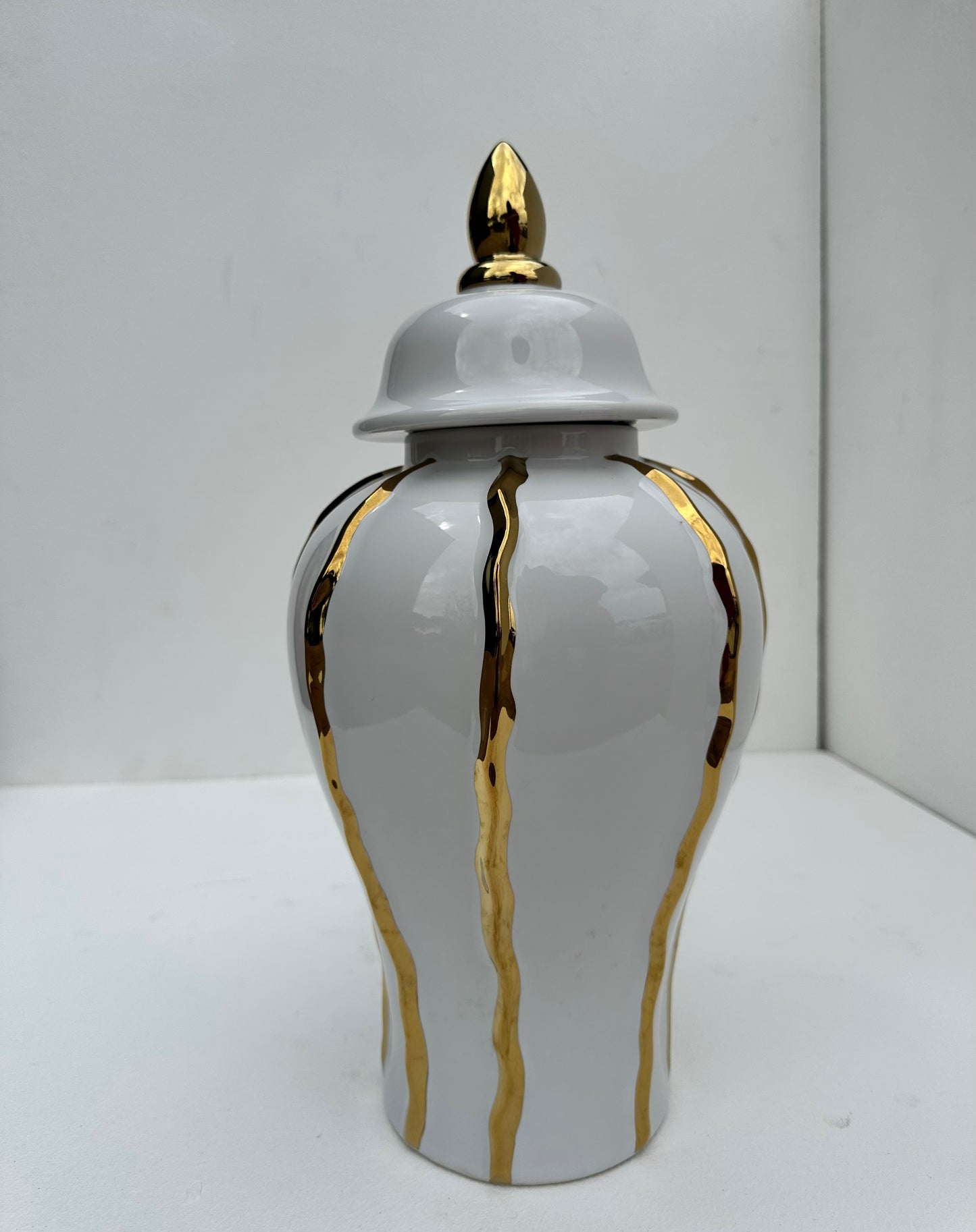 White with gold lines ginger jar (Large)